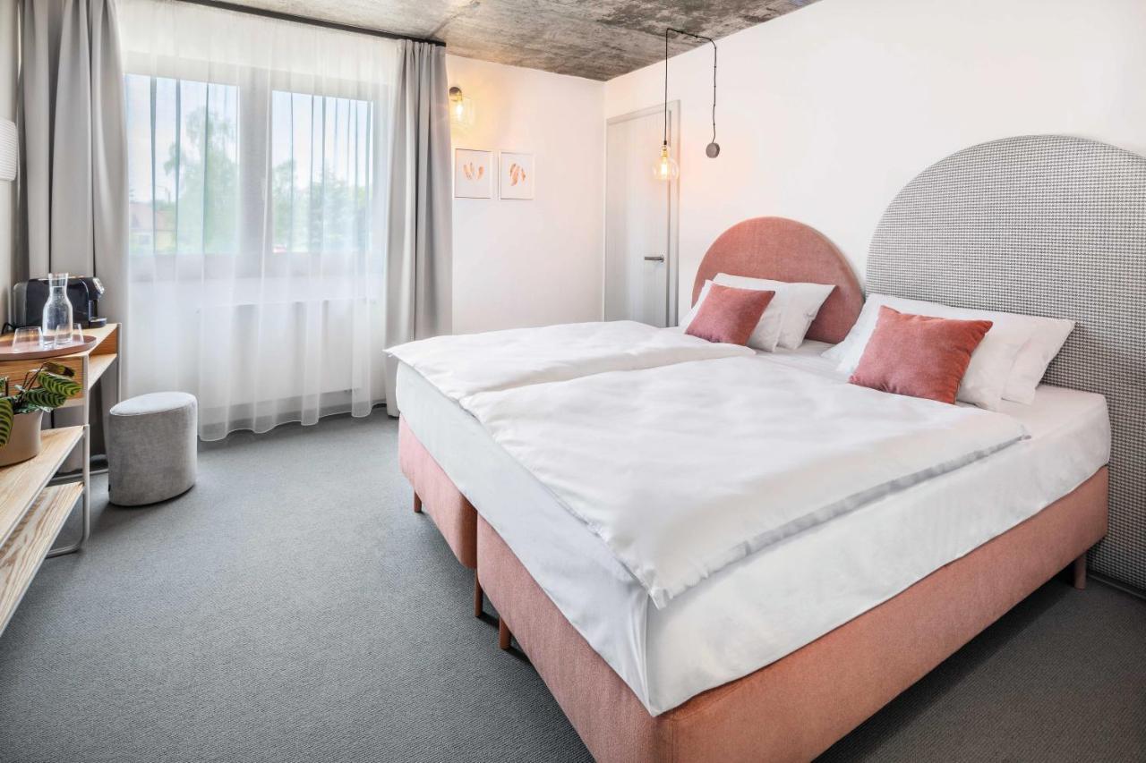 Boutique Hotel Mezi Svy Hradec Králové Dış mekan fotoğraf